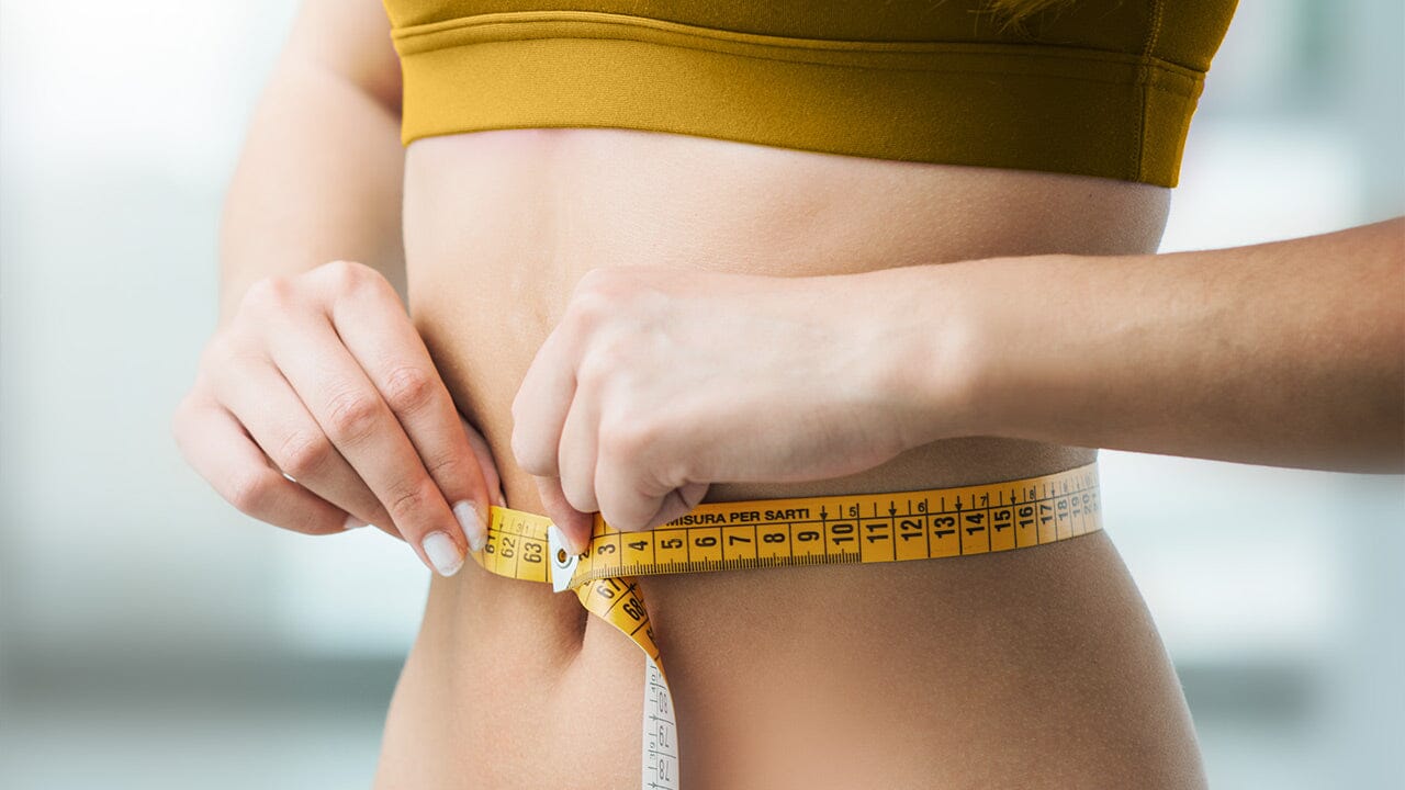 Die besten Übungen und Sportgeräte für einen flachen Bauch