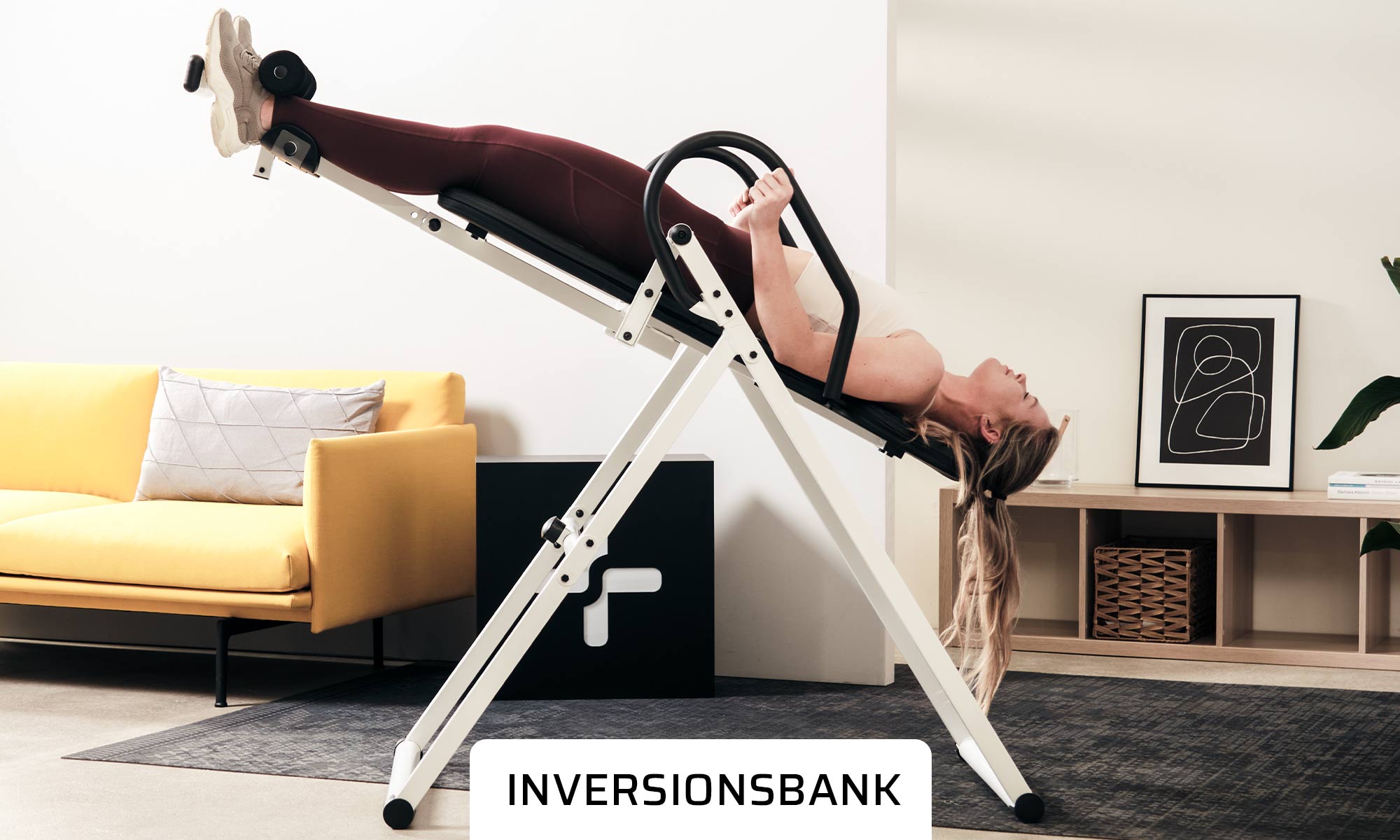 Kategorie: Inversionsbank. Coach Lara genießt die Entlastung ihrer Wirbelsäule auf unserer Inversionsbank.